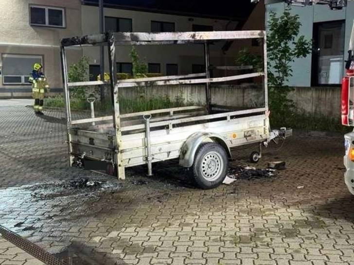 In den frühen Morgenstunden des Mittwochs geriet ein PKW-Anhänger auf dem Gelände eines Bürogebäudes in der Heinrich-Nordhoff-Straße in Brand