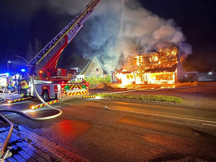 Die Feuerwehr bei den Löscharbeiten (Archiv)
