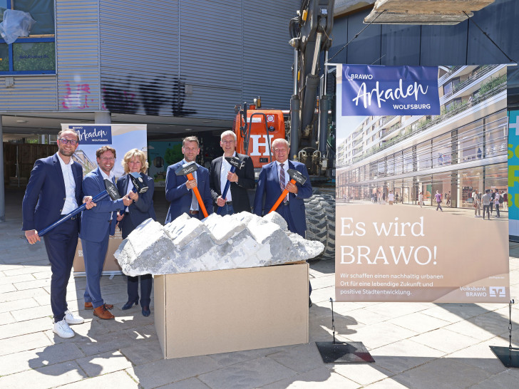 Jens Hofschröer (WMG), Sebastian Geese (Köster Bau), Claudia Kayser (Volksbank BRAWO), Oberbürgermeister Dennis Weilmann, Kai-Uwe Hirschheide (Stadt Wolfsburg) und Jürgen Brinkmann (Volksbank BRAWO) starten gemeinsam die Abrissarbeiten für die Errichtung des ersten Bauabschnittes der BRAWO Arkaden (v. li.).