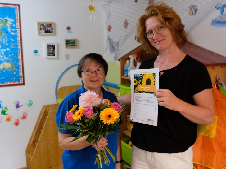 Heidrum Herda (rechts) vom Familienkinderservicebüro des Landkreises Goslar dankt Birgit Weise für ihren langjährigen Einsatz als Tagesmutter.
