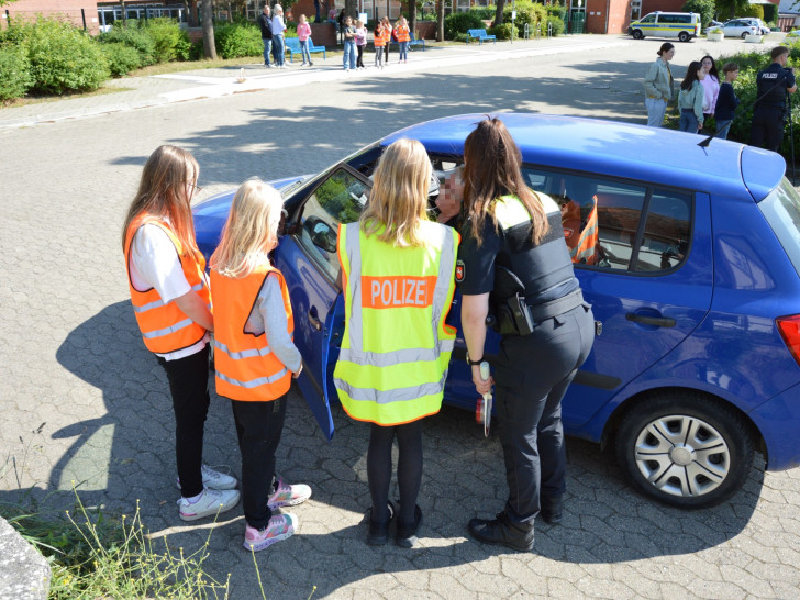 Die Autos wurden angehalten und die Kinder führten persönliche Gespräche mit den Fahrern.