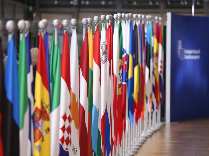 Fahnen der EU-Mitgliedsländer beim Europäischen Rat am 26.06.2025