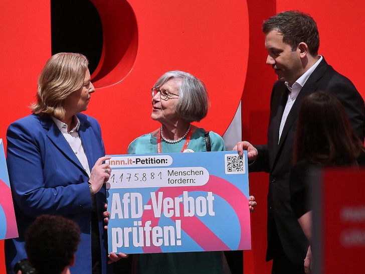 Bärbel Bas und Lars Klingbeil mit Schild zu Petition zu AfD-Verbot am 29.06.2025