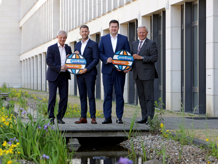 Die Oberbürgermeister Frank Klingebiel, Dennis Weilmann und Dr. Thorsten Kornblum übernehmen gemeinsam offiziell die Schirmherrschaft für den walk4help, den Jürgen Brinkmann, Vorstandsvorsitzender der Volksbank BRAWO/BRAWO GROUP, initiiert hat