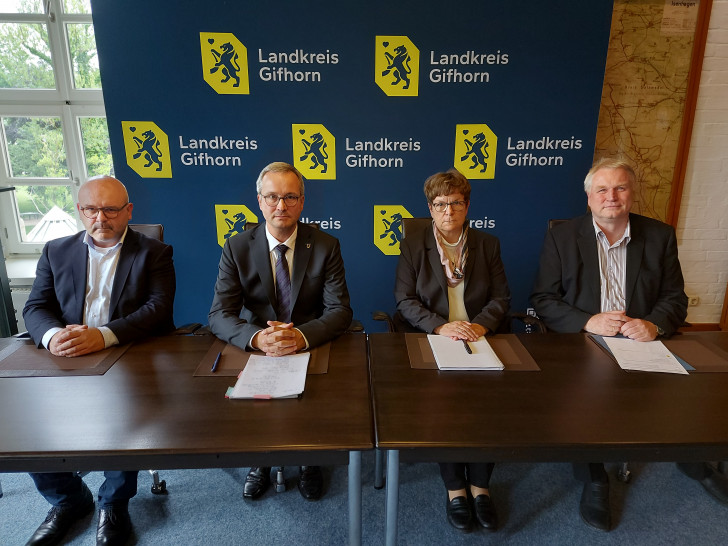  Der designierte Kreiswahlleiter Björn Sund (von links), Erster Kreisrat Dominik Meyer zu Schlochtern, Kreisrätin Ute Spieler und Kreisrat Rolf Amelsberg informierten während einer Pressekonferenz am 5. Juni 2025 nach dem unvorhergesehenen und plötzlichen Tod von Landrat Tobias Heilmann über die Trauerfeier und die bevorstehende Wahl.