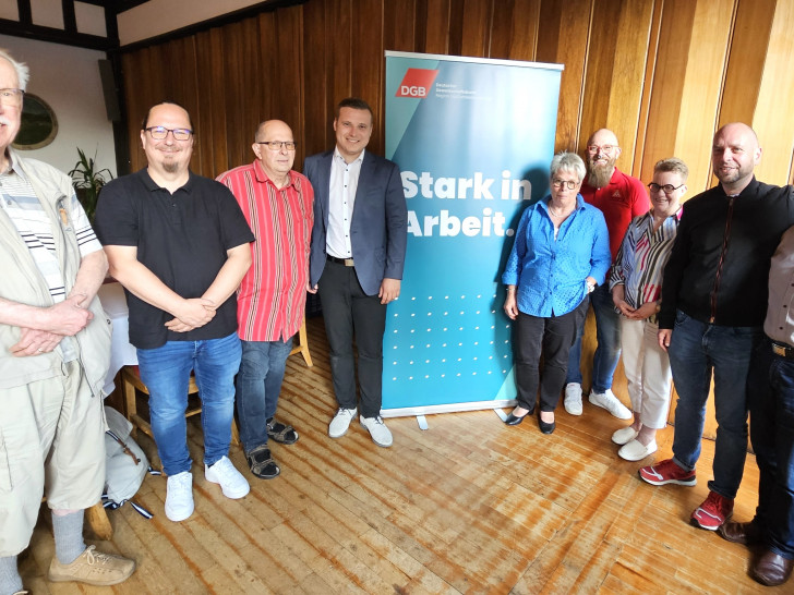 Horst Schardinel (DGB-Senioren, IG BCE), Björn Alsleben (Schriftführer, IG Metall), Wolfgang Höppner (IG BCE), Len Reinecke (IG Metall), Elke Bensch (stellv. Vorsitzende, ver.di), Christoph Möhring (stellv. Vorsitzender, IG Metall), Imke Onyambu (stellv. Vorsitzende, GEW), Dominik Meier (Vorsitzender, IG Metall) und Michael Kleber (DGB-Regionsgeschäftsführer) (v. li.).