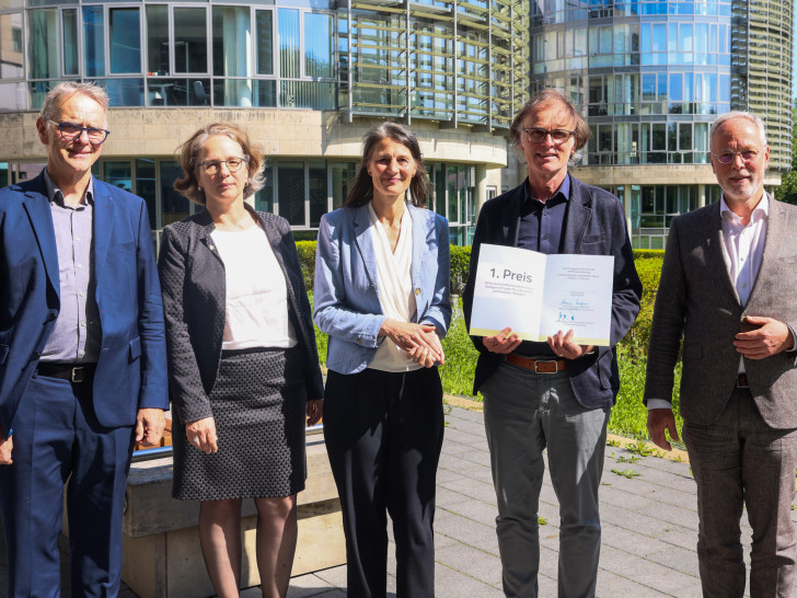 Ernst Panse, Mitglied des Preisgerichts, Landschaftsarchitekt und Stadtplaner, Bautzen, Anna Weyde, Erste Verbandsrätin Regionalverband Großraum Braunschweig, Miriam Staudte, Ministerin für Ernährung, Landwirtschaft und Verbraucherschutz, Michael Glück, 1. Preisträger, Glück Landschaftsarchitektur, Stuttgart und Henning Konrad Otto, Verbandsgeschäftsführer, Planungsverband Buschhaus  (v. li.). 