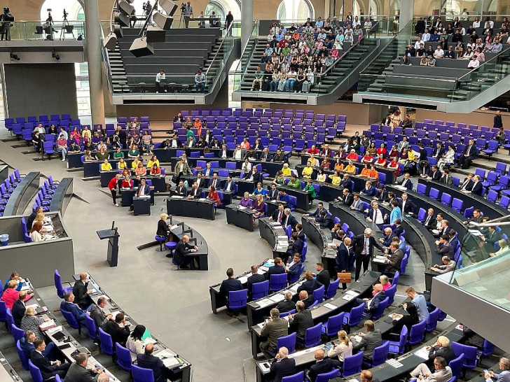 Debatte im Bundestag zum Thema "queerfeindliche Hasskriminalität" am 26.06.2025