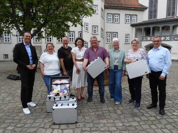 Bei der Übergabe der Moderationskoffer (von links): Eike Fromhage von der Sparkasse Celle- Gifhorn-Wolfsburg, Nadine Gherram, Dieter Michel-Weinreich, Susanne Könecke, Uwe Kunkel,  Katrin Baetge, Margret Nywelt und Gordon Hunt. 
