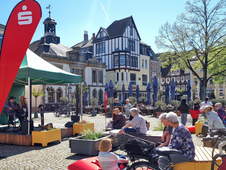 Die ersten Auftritte haben bereits viele Besucher in der Peiner Innenstadt erfreut. 