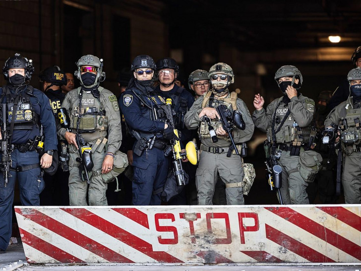 DHS und ICE bewachen Bundesgefängnis in Los Angeles am 07.06.2025