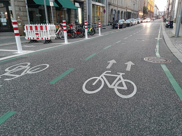 Poller an einer Fahrradstraße (Archiv)