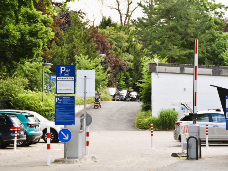 Der Badparkplatz in der Nimes-Straße – aktuell noch mit der Schrankenanlage, die in Kürze abgebaut wird.
