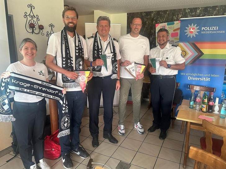 v.l.n.r.: Samantha Bornheim (Makkabi Deutschland), Mortimer Berger (Makkabi Deutschland), Uwe Lange (Polizeisportbeauftragter der Polizei Niedersachsen), Christian Bünnemeyer (1. Vorsitzender SV Schwarz-Weiß Kroge-Ehrendorf), Leon Dietrich (Landeskoordinator LSBTIQ/DEI Polizei Niedersachsen) (Archiv)