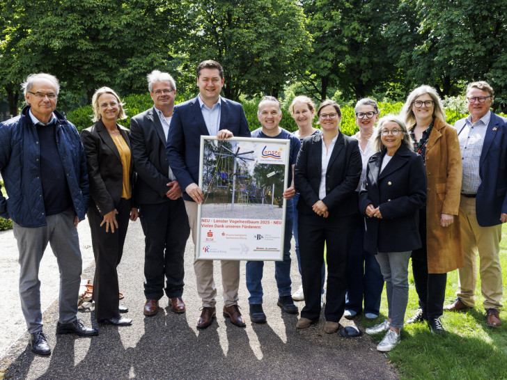 In Braunschweig wurde über das neue Spielgerät berichtet. OB Kornblum (4. v. li.) mit Verantwortlichen und Sponsoren.