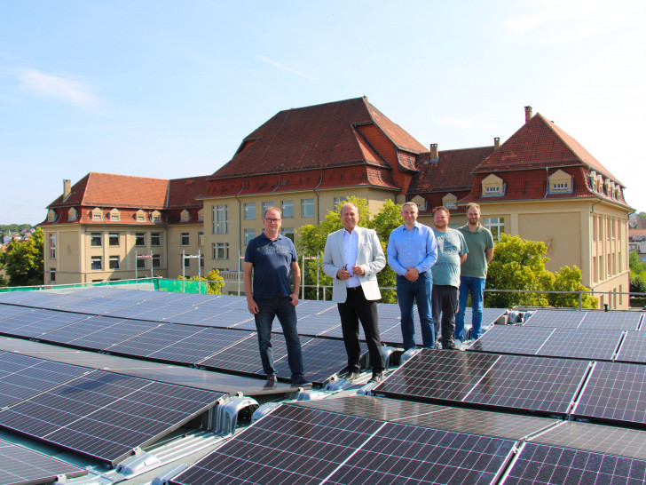  Torsten Schimmeyer (Geschäftsbereich Hochbau), Landrat Gerhard Radeck, Sebastian Exner (Geschäftsbereichsleiter Hochbau), Benjamin Linzel (Elektro Verchau), Daniel Roßmann (Geschäftsbereich Hochbau) machten sich vor Ort ein Bild.