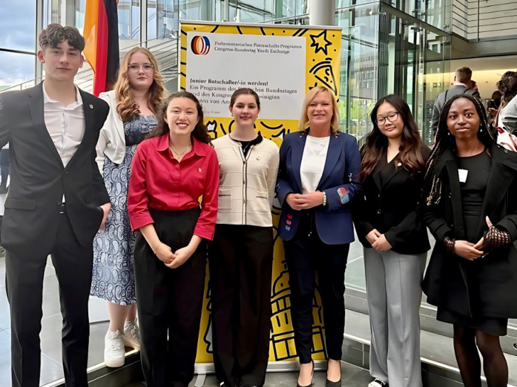 Als die diesjährige Gruppe mit Austauschschülerinnen und -schülern Berlin besuchte, hatten sie Gelegenheit, die Bundestagsabgeordnete Dunja Kreiser kennenzulernen.