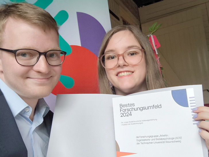 Stephanie Hirschberger und Hannes Schilling von der AOS-Forschungsgruppe bei der Preisverleihung am 7. Juni in Berlin. 