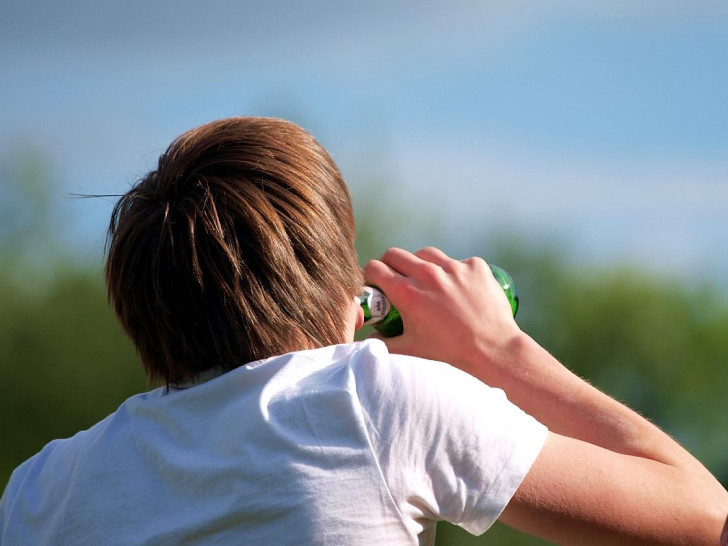 Biertrinkender Mann (Archiv)