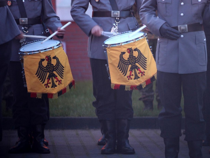 Bundeswehr-Soldaten beim Großen Zapfenstreich (Archiv)
