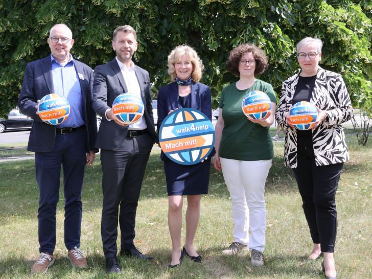 Stellten die durch den walk4help geförderten Projekte in Wolfsburg vor: Michael Junge, Geschäftsführer phaeno, Dennis Weilmann, Oberbürgermeister Stadt Wolfsburg und Schirmherr des walk4help, Claudia Kayser, Direktionsleiterin Volksbank BRAWO Wolfsburg und Botschafterin United Kids Foundations, Cristiana Rabassini, Projekt-Verantwortliche NEST, sowie Iris Bothe, Stadträtin für Jugend, Bildung, Integration und Soziales.