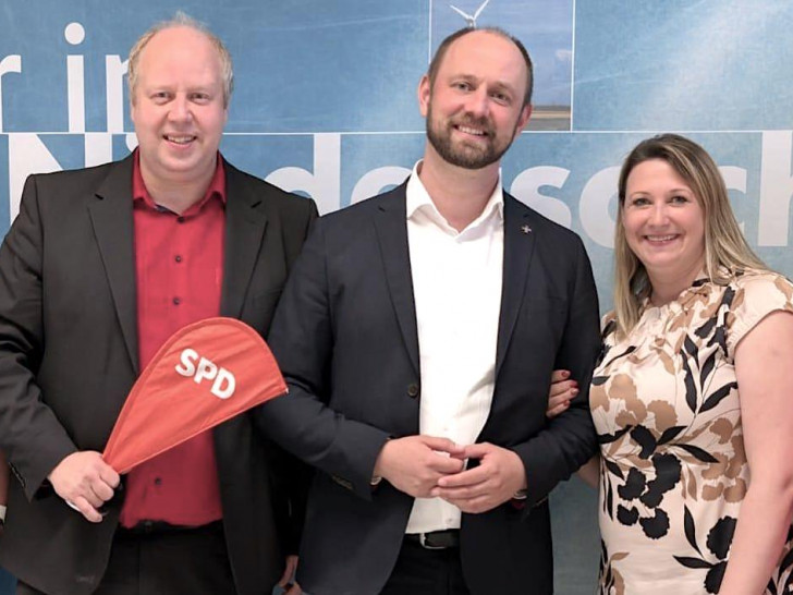 Jörn Domeier (li.) mit Malte und Susanne Schneider.