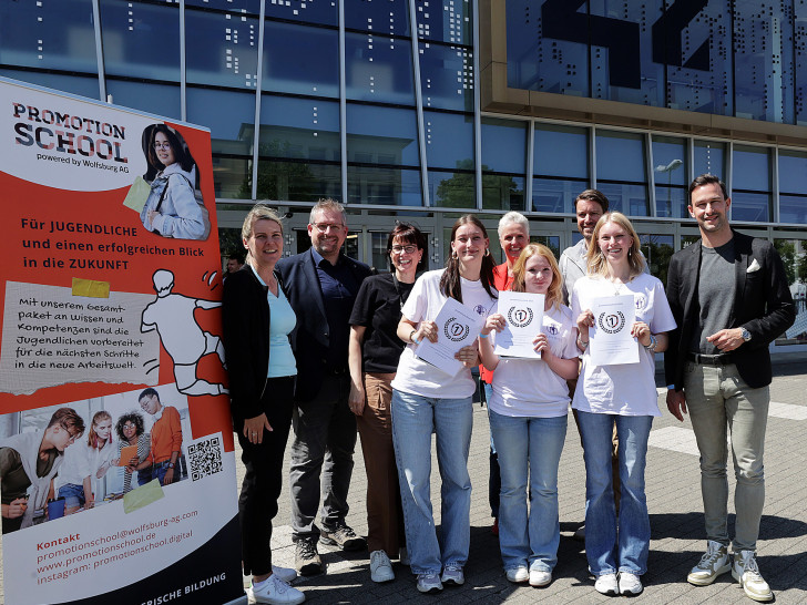 Die Fachjury kürte gratulierte dem Gewinnerteam zum ersten Platz: (v.l.) Tina Hasper-Vandrey (Volkswagen AG), Dr. Sascha Hemmen (Stadt Wolfsburg), Beate Hofer (42 Wolfsburg / Berlin e.V.), Nicole Kösling (Volkswagen AG), Michael Wilkens (IHK Lüneburg-Wolfsburg), Toni Guggemoos Mulfinger (Wolfsburg AG); vordere Reihe: Gewinnerteam der BBS Goslar-Bassgeige/Seesen