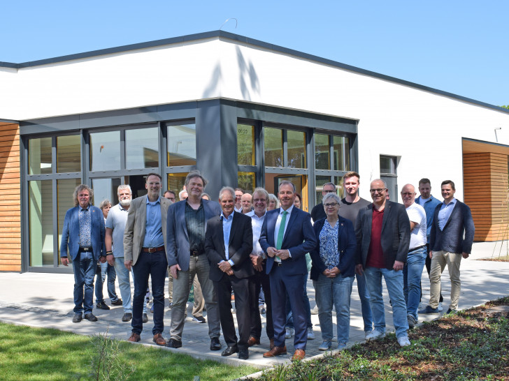 Gruppenbild der Einweihung, im Vordergrund v.l.: Dr. Oliver Fuchs (Amt für Regionale Landesentwicklung Braunschweig), Oberbürgermeister Frank Klingebiel und Christian Striese (Ortsbürgermeister der Ortschaft Nordost und Zweiter Bürgermeister der Stadt Salzgitter).