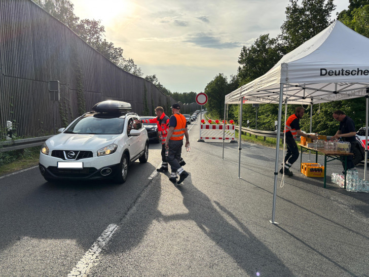 Auf der A2 kam es am Sonntag zu einem massiven Stau. Feuerwehr, DRK und Rettungsdienst waren im Eeinsatz, um die gestrandeten Verkehrsteilnehmer zu versorgen.