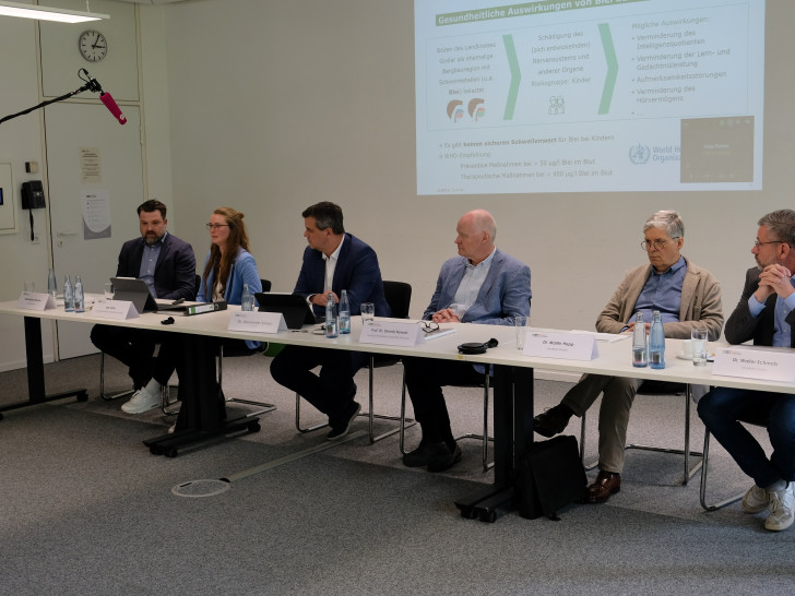  Landkreis Goslar – von links: Maximilian Strache (LK GS), Lea John (LMU), Landrat Dr. Alexander Saipa, Prof. Dr. Dennis Nowak (LMU), Dr. Martin Hepp (Amtsarzt LK GS), Dr. Walter Schmotz (LK GS) bei der Vorstellung der  Ergebnisse der BLENCA2-Studie.