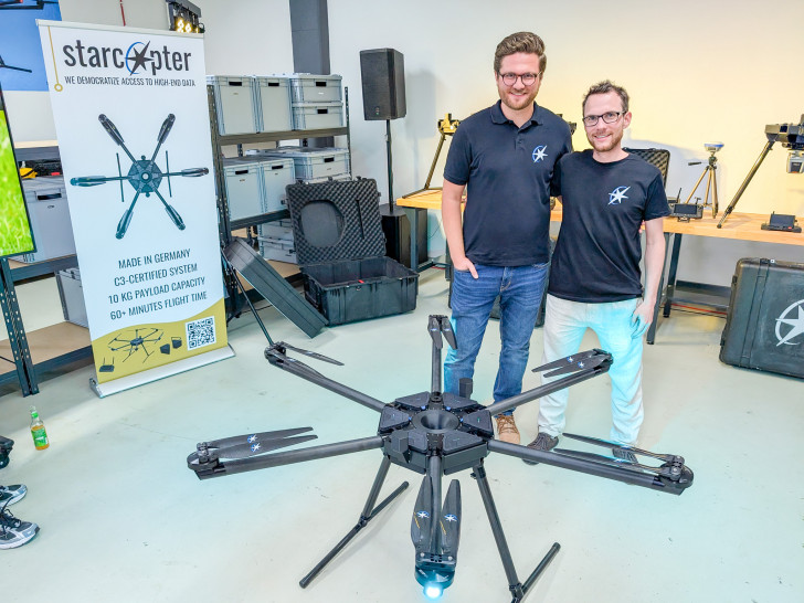Khashayar Kazemi (COO) und Lasse Fröhner (CTO) von starcopter präsentierten zur Markteinführung die HIGHDRA-Drohne.