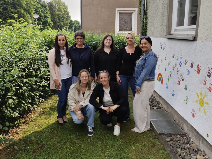 Freuen sich auf die Familienolympiade (vorne von links): Corinna Rittel (AWO Familienzentrum Wilhelm-Kunze-Ring); Nina Walther (Ev. Familienzentrum KunterBund (Propsteiverband Ostfalen)), (hinten von links): Monika Bockmann (Fachkraft für Eearly-Excellence-Ansatz der Stadt Salzgitter); Martina Filemenov (Kath. Familienzentrum St. Bernward (Caritas)); Rebecca Thomas (Paritätisches Familienzentrum Purzelbaum); Stefanie Brendel (Ev. Familienzentrum Martin-Luther) und Irmgard Kappei (Kath. Familienzentrum St. Joseph (Caritas)).