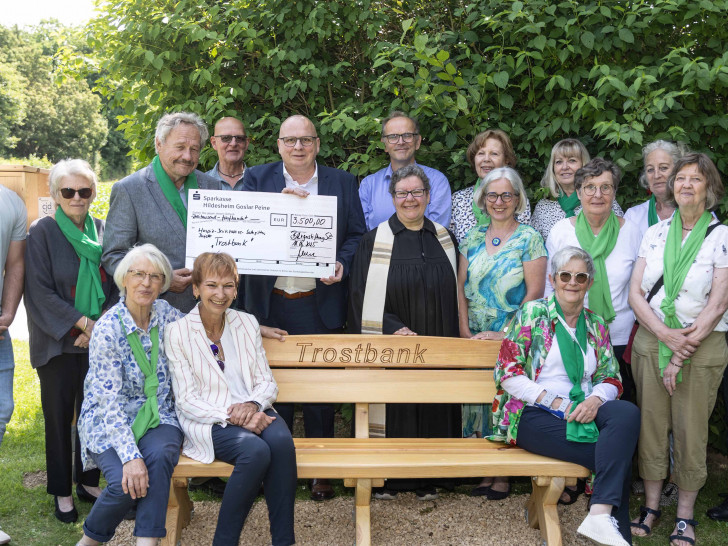 Heute wurde auf dem Friedhof in Lebenstedt die erste Trostbank der Stadt feierlich eingeweiht.