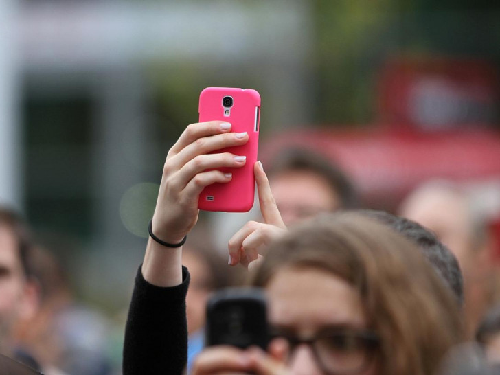 Frau mit Smartphone (Archiv)