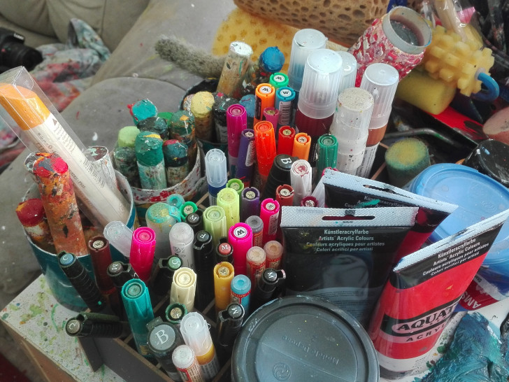 Malutensilien in einem Atelier.