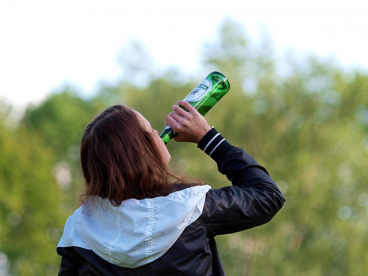 Biertrinkende Frau (Archiv)