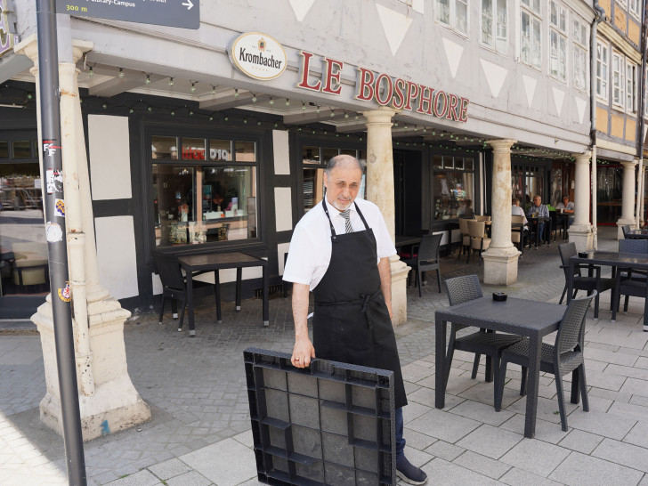 Inhaber Sure Tekin vor seinem Restaurant Le Bosphore.