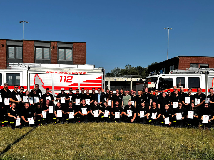 Auszeichnung mit der Ehrennadel des Landes Niedersachsen. Oberbürgermeister Dennis Weilmann (Bildmitte) würdigt Einsatz von 101 Feuerwehrfrauen und -männer.