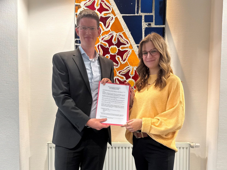 Bürgermeister Tobias Grünert und Kultur-Sachbearbeiterin Tabea Schwellenbach präsentieren die Kulturförderrichtlinie.