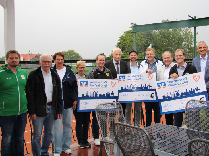 Übergaben symbolische Schecks an Vertreter der Vereine: Angela Lux (3.v.l.), Malte Schneider (5.v.r.) und Landrat Gerhard Radeck (3.v.r.).