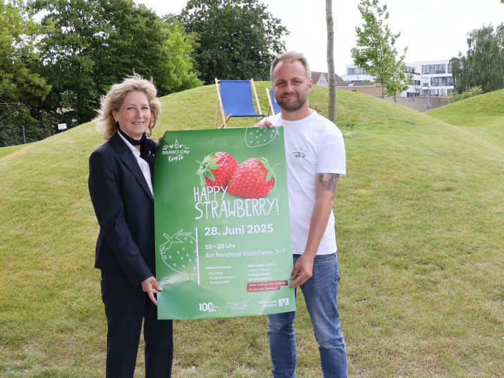Claudia Kayser, Direktionsleiterin Wolfsburg der Volksbank BRAWO, gemeinsam mit Christian Fuchs, Geschäftsführer der Team 3 Event & Gastro GmbH, auf der Grünfläche des BRAWO City Geländes.