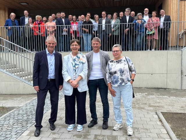 Oberbürgermeister Frank Klingebiel, Dr. Ulrike Witt (Landesbeauftragte für Regionale Landesentwicklung Braunschweig), Erster Bürgermeister Stefan Klein sowie Ortsbürgermeisterin Angelika Müller (vorne, v. li.).