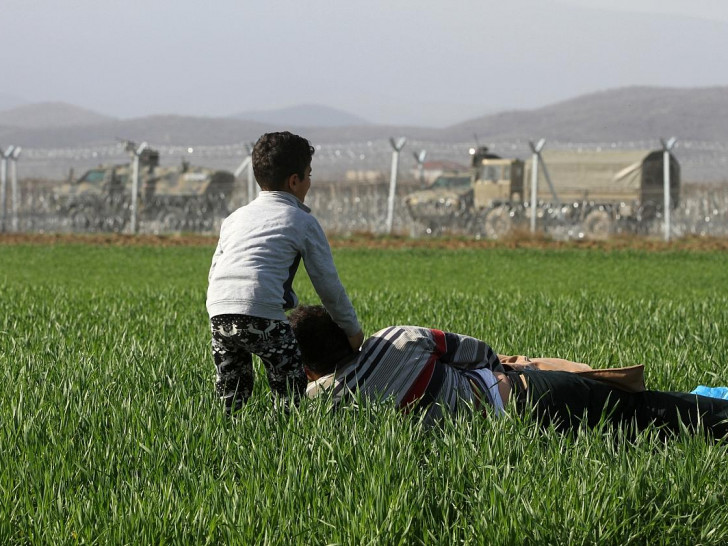 Flüchtlinge vor dem mazedonischen Grenzzaun (Archiv)