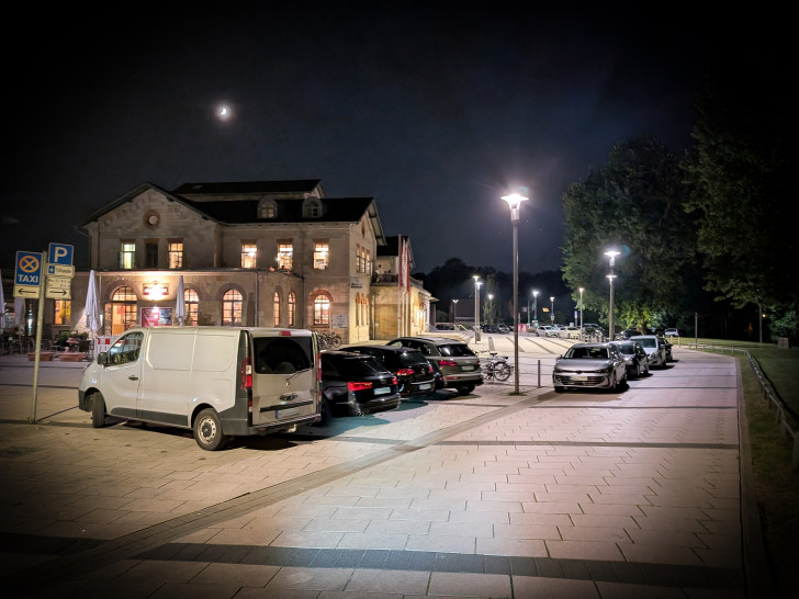 Zu den Stoßzeiten des Restaurants findet man am Bahnhof viele Falschparker.