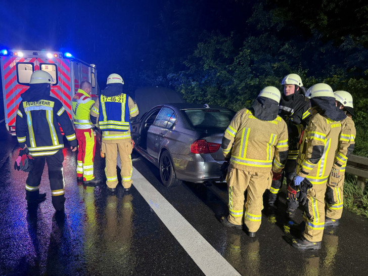Die Einsatzkräfte der Feuerwehr Flechtorf an der Unfallstelle.
