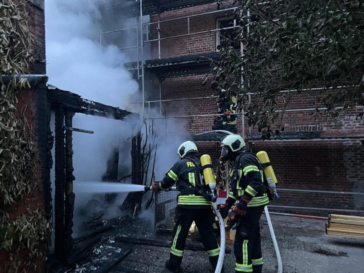 Flammenüberschlag bedroht mehrere Gebäude (Archiv)