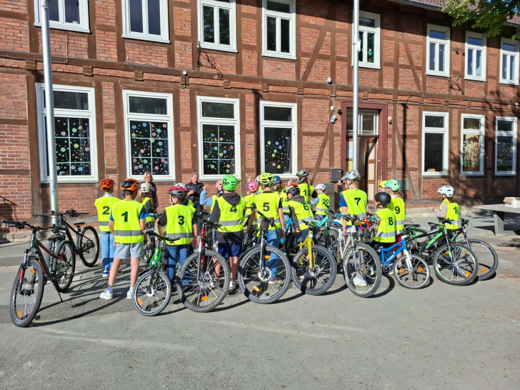 In der Grundschule Salzgitter Salder fand am Donnerstag die alljährliche Radfahrprüfung für die Viertklässler statt.