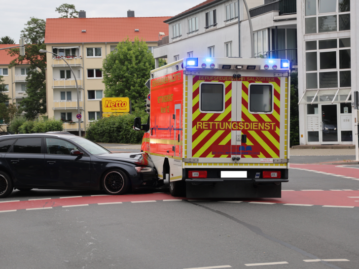 An der Kreuzung Berliner Straße und Neißestraße kam es zu einen Unfall mit einem Rettungswagen.