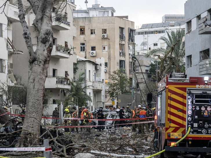 Rettungsmannschaften durchsuchen Trümmer nach iranischem Raketentreffer in Tel Aviv am 16.06.2025