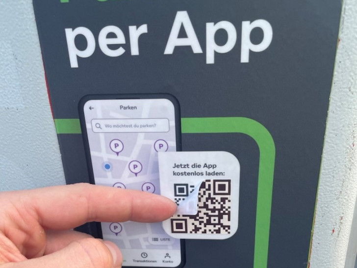 Die Polizei warnt vor gefälschten QR-Codes an Goslars Parkautomaten.
